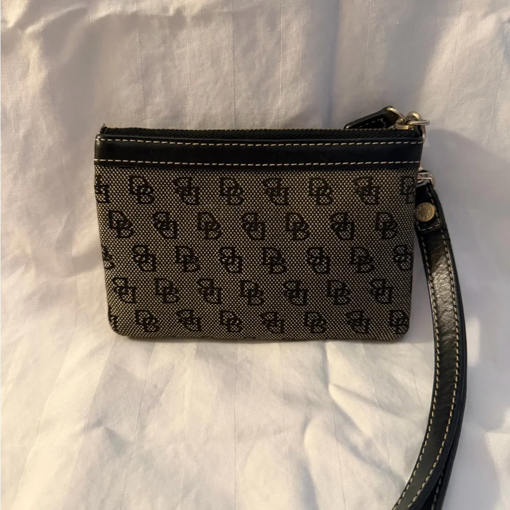 Dooney & Bourke chic pre